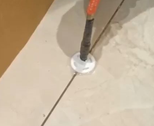 房山瓷砖空鼓维修公司专业解答瓷砖在铺贴过程中，如果没有涂抹均匀到位的粘结材料（如水泥砂浆或瓷砖胶），可能会导致以下问题